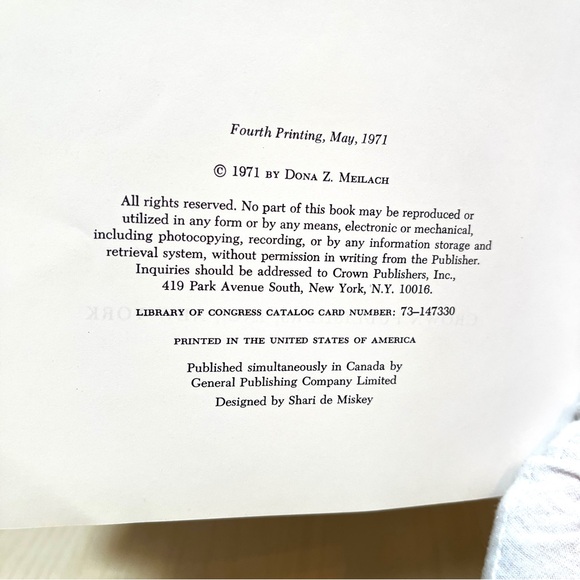 Macrame: Creative Design In Knotting by Dona Z. Meilach. 212 pages. - Picture 6 of 8